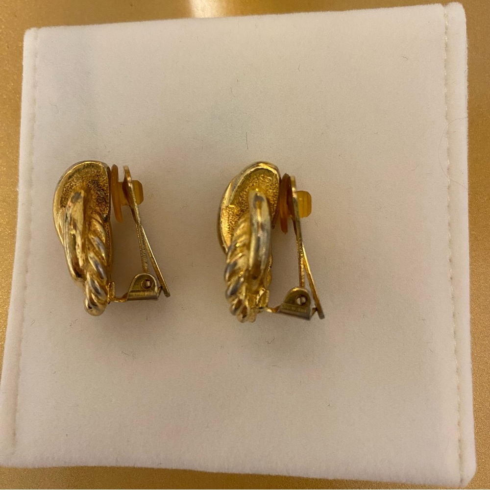 Vintage Elegant Signed Burberrys Gold Knot Earrings - Picture 5 of 8